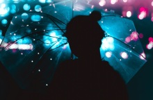 Μια καλλιτεχνική φωτογραφία ενός κοριτσιού που κρατάει μια ομπρέλα. 