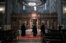 Ιερείς μέσα σε εκκλησία