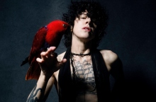 Η τραγουδίστρια LP κρατά έναν παπαγάλο