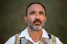 Ο Νίκος Αλιάγας με παραδοσιακή ελληνική φορεσιά