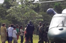 Στιγμιότυπο που δείχνει άτομα να διασώζονται από την Εθνική Υπηρεσία Αεροπορίας, στην κοινότητα Τερόν, στον Παναμά, μετά τις δολοφονίες. 