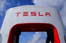 Πυκνώνουν τα σύννεφα πάνω από την Tesla