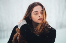 Ένα κορίτσι ποζάρει. 