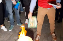 Χαλκίδα: Aρνητές έκαψαν το βιβλίο «Όχι! Δεν θα μας μπείτε στη μύτη» του Ευγένιου Τριβιζά