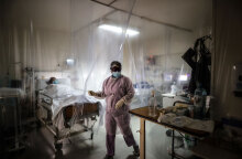 Γιατρός φροντίζει ασθενή με κορωνοϊό μέσα σε ΜΕΘ