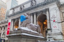 Άγαλμα με μάσκα στη Νέα Υόρκη