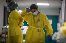 Γιατρός σε νοσοκομείο στις Βρυξέλλες με μάσκα για τον κορωνοϊό