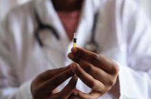 Νέα πλατφόρμα για εμβολιασμό από ιδιώτες γιατρούς σε ιατρεία και κατ’ οίκον