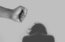 22χρονη καταγγέλλει πως έπεσε θύμα αποπλάνησης και κακοποίησης από γνωστό δικηγόρο