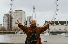 Η μετάλλαξη Όμικρον οδηγεί σε αναθεώρηση των προβλέψεων για το 2022