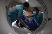 Νοσηλευτές βοηθούν ασθενή με κορωνοϊό σε ΜΕΘ