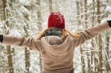 Ενα κορίτσι απολαμβάνει το χιόνι.