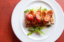 Ντοματίνια με παξιμάδια χαρουπιού και νιβατό στο καφενείο «Κάρλα»