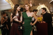 Η ηθοποιός Philippine Leroy-Beaulieu ως Sylvie Grateau και η ηθοποιός Lily Collins ως Emily Cooper