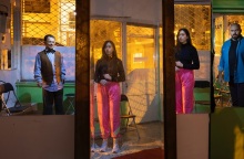 Στιγμιότυπο από την «Παράσταση» στο εγκαταλελειμμένο κουρείο στο Γκύζη.  