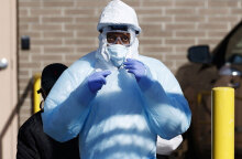 Υγειονομικός στις ΗΠΑ με προστατευτικό εξοπλισμό για τον κορωνοϊό