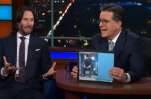 Ο Κιάνου Ριβς και ο Στέφεν Κόλμπερτ κατά τη διάρκεια της εκπομπής Late Show