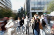 Περαστικοί σε διάβαση