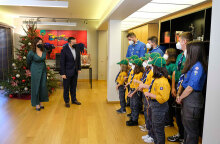 Ο Αλέξης Τσίπρας, πρόεδρος ΣΥΡΙΖΑ, ακούει τα κάλαντα παραμονή Χριστουγέννων 2021 στην Κουμουνδούρου