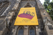 Η μορφή του αρχιεπισκόπου Ντέσμοντ Τούτου σε πανό έξω από τον καθεδρικό του Κέιπ Τάουν στη Νότια Αφρική