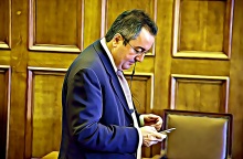 Εικονογράφηση που απεικονίζει τον καθηγητή Ηλία Μόσιαλο να κοιτά το smartphone του