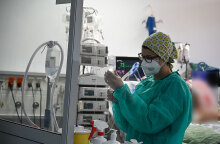 Νοσηλεύτρια σε ΜΕΘ για κορωνοϊό