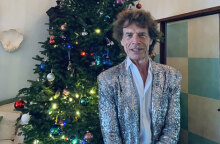 Ο Μικ Τζάγκερ μπροστά στο χριστουγεννιάτικο δέντρο