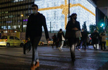 Πολίτες με μάσκα για κορωνοϊο στη χριστουγεννιάτικη Αθήνα