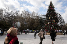 Πολίτες στο χριστουγεννιάτικα στολισμένο Σύνταγμα