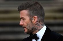 Ντέιβιντ Μπέκαμ: Σηκώθηκε στις μύτες των ποδιών στην χριστουγεννιάτικη οικογενειακή φωτογραφία