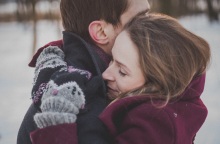 Ένα ζευγάρι αγκαλιάζεται.