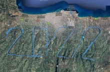 Οι πιλότοι, Κατερίνα Καλλιγιαννάκη και Νίκος Μακράκης, «ζωγράφισαν» ένα τεράστιο 2022 πάνω από την Κρήτη.