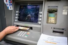 Πολίτης καταθέτει χρήματα σε ΑΤΜ