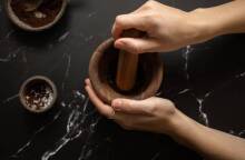 Συνταγή για scrub χεριών με υλικά που θα βρεις στο ντουλάπι σου