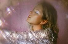 Ξανθιά κοπέλα με λαμέ μπλούζα