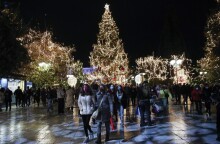 Στιγμιότυπο από τη στολισμένη πλατεία Συντάγματος