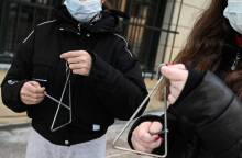 Παιδιά λένε τα κάλαντα σε δρόμο της Αθήνας