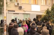 Το Πρωτοχρονιάτικο ρεβεγιόν δημιούργησε ουρές στα φαρμακεία για rapid test