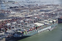 Το πλοίο Ever Green που έχει προσαράξει στη Διώρυγα του Σουέζ