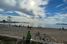 Άνθρωποι σε παραλία της Αθήνας την πρωτοχρονιά