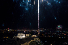 Με ελπίδα και αισιοδοξία υποδέχεται η Ελλάδα το 2022