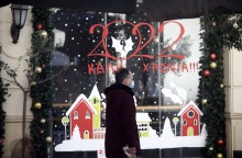 Άνδρας έξω από στολισμένη βιτρίνα μαγαζιού - Στιγμιότυπο από τη Θεσσαλονίκη την περίοδο των Χριστουγέννων 