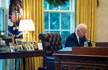 Τηλεφωνική επικοινωνία Μπάιντεν - Ζελένσκι