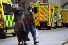 Βρετανία: Η Όμικρον εξαπλώνεται μεταξύ των άνω των 50