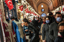 Καταναλωτές σε αγορά στην Κωνσταντινούπολη
