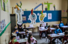 Παιδιά με μάσκα για τον κορωνοϊό σε σχολείο