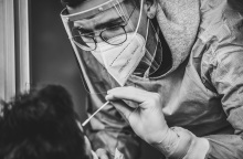 PCR τεστ: Αύριο οι ανακοινώσεις για το πλαφόν στην τιμή τους