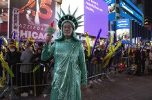 Γυναίκα ντυμένη ως Άγαλμα της Ελευθερίας, την παραμονή της πρωτοχρονιάς του 2022 στη Νέα Υόρκη