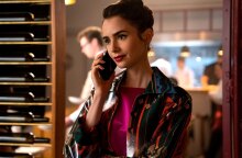 Η ηθοποιός Lily Collins ως Emily Cooper στη σειρά Emily in Paris