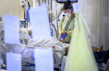 Νοσηλεύτρια φροντίζει ασθενή με κορωνοϊό σε ΜΕΘ νοσοκομείου στη Λωζάνη